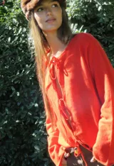 Saco negro de tejido de punto, con corte holgado y mangas largas.