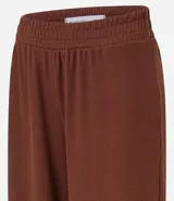 Pantalón recto color marrón de ribana con cintura ancha elástica y superficie texturizada.