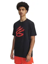 Remera de algodón con cuello redondo y estampado frontal del logo de Stephen Curry en color rojo con efecto spray sobre fondo negro.