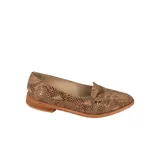 Mocasines de cuero plateado con acabado texturado, diseño clásico con costuras visibles y vira de suela natural cosida. Cuenta con taco plano de 2 cm y plantilla anatómica.