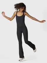 Enterito largo de una pieza con tirantes anchos y espalda abierta. Presenta un diseño ajustado en el torso que se ensancha ligeramente en las piernas, confeccionado en tejido elástico.