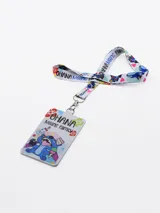 Tarjetero de material sintético con diseño estampado de Stitch y la frase 'Ohana Means Family', incluye cinta para el cuello a juego con el mismo diseño y gancho metálico.