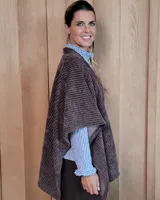 Ruana abierta de tejido de punto acanalado en color beige, con diseño holgado y caída fluida.