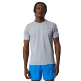 Remera gris de running para hombre, con logo de New Balance en el pecho y detalles reflectantes en las mangas.
