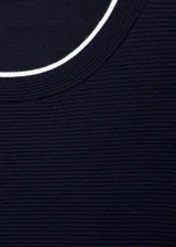 Buzo de punto fino en color azul marino, con diseño de manga corta y cuello redondo. Presenta ribetes en contraste de color blanco en los puños.