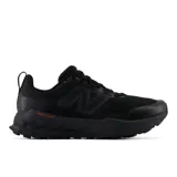 Championes New Balance modelo Garoé V2 para hombre, color negro con detalles en naranja en la entresuela. Diseñados para trail running, con capellada de malla transpirable, refuerzos sintéticos y suela con tecnología AT Tread.