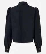 Camisa celeste de crepé con cuello inglés, manga larga abullonada y abotonadura frontal.