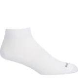 Pack de dos pares de medias deportivas de corte bajo, una en color gris con detalles negros y otra en color blanco. Cuentan con planta acolchada y tecnología antimicrobiana.
