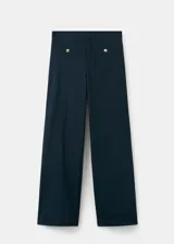 Pantalón azul marino de tiro medio y corte flare, con bolsillos frontales decorados con botones dorados.