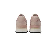 Championes New Balance modelo WL574 ZAC, de diseño urbano con plataforma. Presentan una combinación de gamuza y malla en tonos rosados, con el logo 'N' característico en los laterales y suela dentada en color negro.