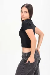 Remera crop gris oscura con estampa tipográfica al frente y mangas cortas.