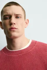 Sweater relaxed fit de canalé, color negro con efecto lavado, cuello redondo y manga larga con acabados en rib.