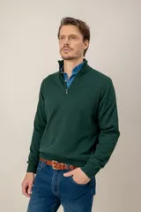 Sweater de lana merino con cuello alto y cierre frontal parcial, de diseño clásico y ajuste regular.