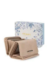Billetera mediana Lincoln's de símil cuero color beige, con solapa y cierre de broche a presión. Cuenta con tarjeteros, visores, bolsillos, reparticiones para billetes y un compartimento posterior con cierre.