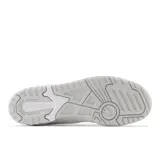 Championes New Balance 550 color crema con detalles en negro.