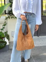 Bolso tipo tote bag color camel, confeccionado en cuero gamuzado.