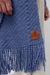 Chal de punto texturizado en color celeste, con diseño largo y flecos en los extremos. Confeccionado en una mezcla de lana merino extrafina, lino y viscosa.