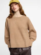 Sweater color camel de tejido de punto grueso, con cuello redondo y mangas largas con sisa caída.