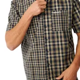 Camisa manga corta Rip Curl modelo Archive Mix Up, de diseño a cuadros en tonos verde militar, negro y beige. Cuenta con cuello camisero, cierre frontal con botones y un bolsillo ojal en el pecho con el logo de la marca bordado.