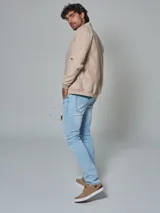 Campera bomber color beige con cierre frontal y bolsillos laterales.