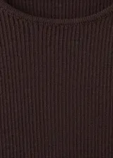 Top de punto fino color marrón, con diseño entallado, cuello redondo, tirantes anchos y sin mangas.