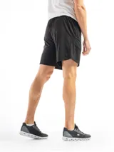 Short deportivo negro de poliéster con cintura elástica.