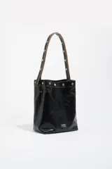 Bolso de hombro Bimba y Lola de tamaño mediano, confeccionado en piel vacuna con acabado brillante efecto arrugado. Presenta un diseño estructurado con asa larga decorada con tachas metálicas plateadas y cierre mediante botón de presión.