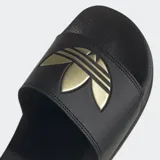 Sandalias Adidas Adilette Lite negras con logo dorado.