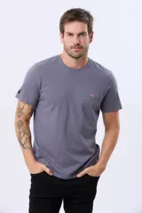 Remera lisa de manga corta y cuello redondo, color gris oscuro, de calce cómodo con pequeño logo bordado en el pecho.