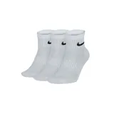 Pack de tres pares de medias deportivas Nike Everyday Lightweight de caña corta, color blanco con el logo de la marca bordado en negro.