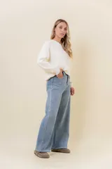 Jean wide leg de tiro alto con calce relajado y pierna amplia. Confeccionado en denim con leve desgaste, cuenta con cintura definida con presillas, bolsillos clásicos y cierre frontal con botón metálico.
