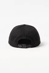 Gorro de lona color negro, con visera curva y bordado frontal con el texto "Pastiche Club Video".