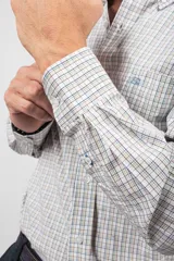 Camisa blanca de vestir, corte clásico, con cuello abotonado y bolsillo en el pecho.