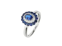 Anillo de plata 925 con forma ovalada, adornado con circonias blancas y zafiro.