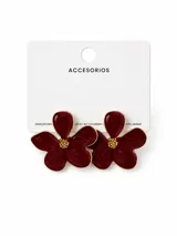 Aros con diseño de flor en color bordó con contorno dorado y centro texturizado en tono dorado.