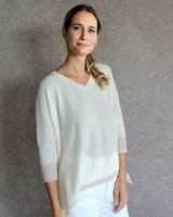 Sweater color crudo con escote en V y mangas 3/4.