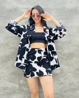 Camisa de manga larga con estampado floral en blanco y negro.