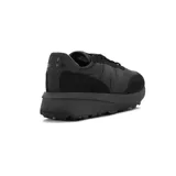 Championes deportivos New Balance modelo U370, color negro monocromático. Presentan una silueta de estilo retro-running con capellada de malla y superposiciones de gamuza. La suela es gruesa y de goma.