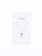 Cadena fina de eslabones con dije geométrico rectangular en tono dorado.
