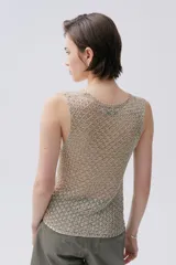 Top de red color beige, sin mangas y con escote en V.