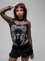 Body de manga larga con diseño estilo gótico, confeccionado en tela de encaje negro con paneles de terciopelo. Presenta un estampado frontal en color blanco con motivos ornamentales y una cruz central. Posee cuello alto y ajuste slim fit.