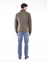 Campera acolchada color verde militar, con cuello mao y cierre frontal con cremallera.