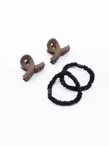 Set de dos broches para el pelo color marrón y dos coleros negros.