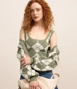 Blusa sin mangas color verde con estampado de cuadros argyle.