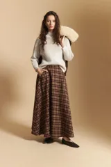Falda larga de corte amplio y fluido con estampado de cuadros en tonos tierra. Presenta un diseño de tiro medio que aporta elegancia y comodidad.