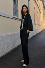 Jersey de punto liso color bordó, con cuello redondo y mangas anchas de largo tres cuartos. Presenta acabados en rib en cuello, puños y ruedo.