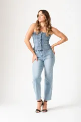 Top strapless de denim celeste con botones frontales y bolsillos superiores.