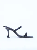 Sandalias negras de cuero con dos tiras finas y tacón de aguja.