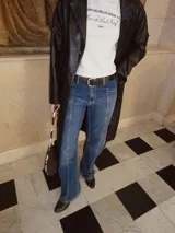 Pantalón de jean de tiro medio, corte recto y largo. Diseño con costuras verticales y lavado con sobreteñido.