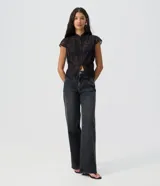 Pantalón de jean premium de tiro medio con corte wide leg, de color azul, con pretina con pasacintos y bolsillos funcionales.